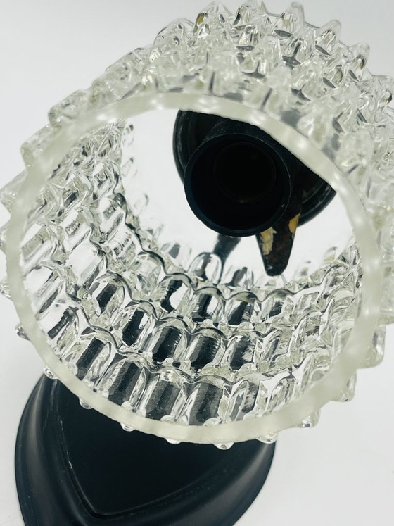 Image 1 of Een paar vintage wandlampen van getextureerd glas en messing, toegeschreven aan Maison Arlus.