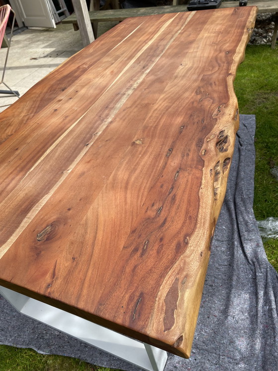 Image 1 of Mesa con borde natural, única y robusta.