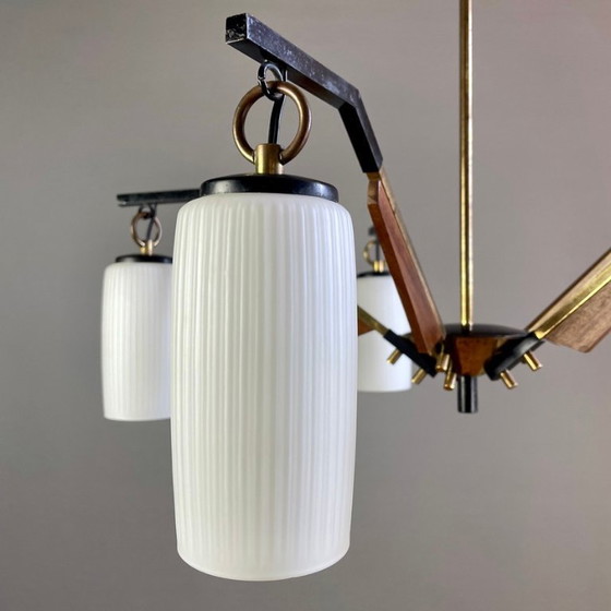 Image 1 of Vintage Italiaanse vijf-lichts kroonluchter uit 1950 in messing, hout en opaline glazen lampenkappen.