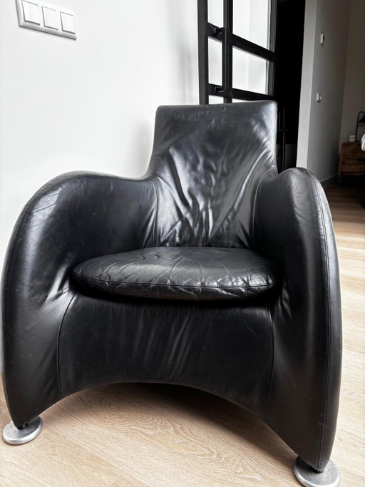 2 montis leren loge stoelen. Zwart en rood. Mag ook apart verkocht