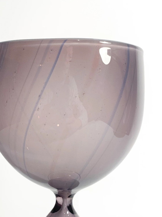 Calice in vetro soffiato viola a forma di clessidra di Kosta Edenfalk, anni '90, Oggetti decorativi (foto 3 di 10)