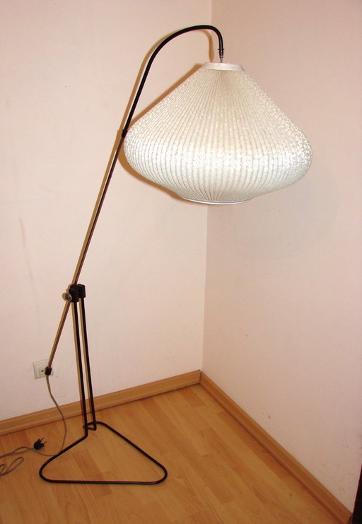 60s-style floor lamp.