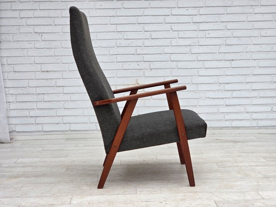 Image 1 of Sillón danés de respaldo alto de la década de 1970, tapizado en tela y madera de teca.