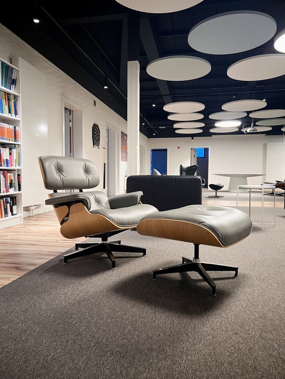 Image 1 of Poltrona e poggiapiedi Herman Miller Eames