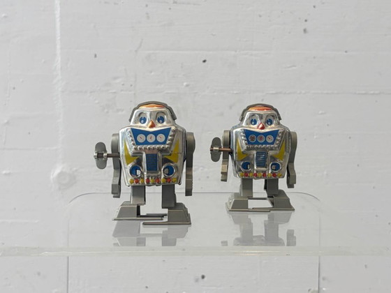 Image 1 of Set di 2 robot argentati a carica manuale, prodotti da Yon, Giappone, anni '60.