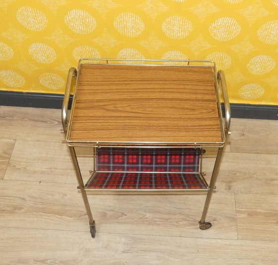 Image 1 of Portariviste anni '60, ripiano in formica String, a scacchi rossi, tavolino laterale su ruote, stile retrò vintage