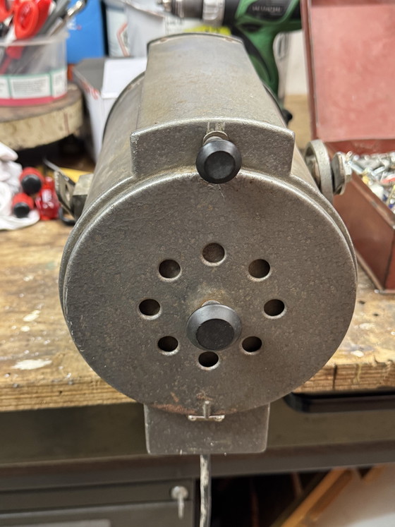 Image 1 of 💡 Lampadaire industriel chargé d'histoire | La précision suisse rencontre l'éclairage scénique néerlandais