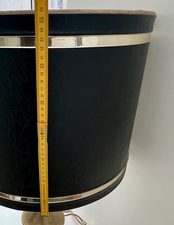 Image 1 of Grande lampada da tavolo classica in ottone con paralume nero – Metà secolo / classicamente elegante