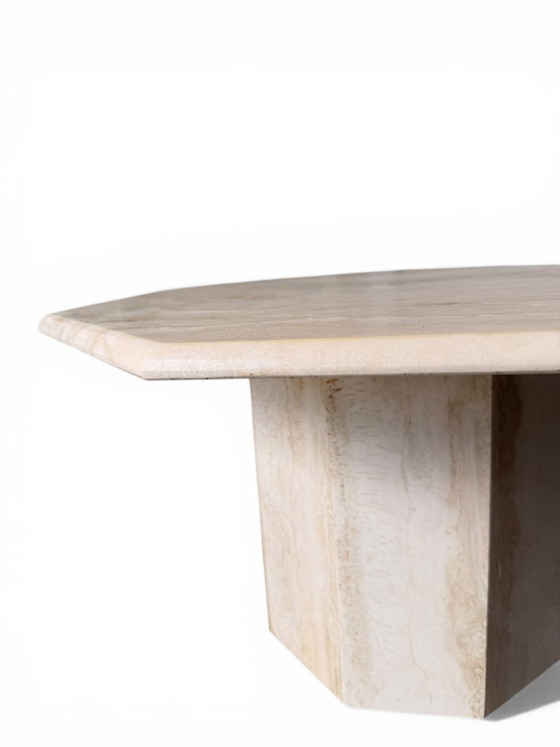 Image 1 of Skulpturaler achteckiger Couchtisch aus natürlichem Travertin, italienisches Design um 1970