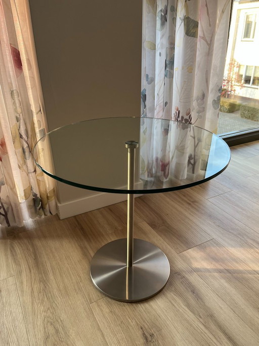 Beistelltisch BN2 mit transparenter Glasplatte.