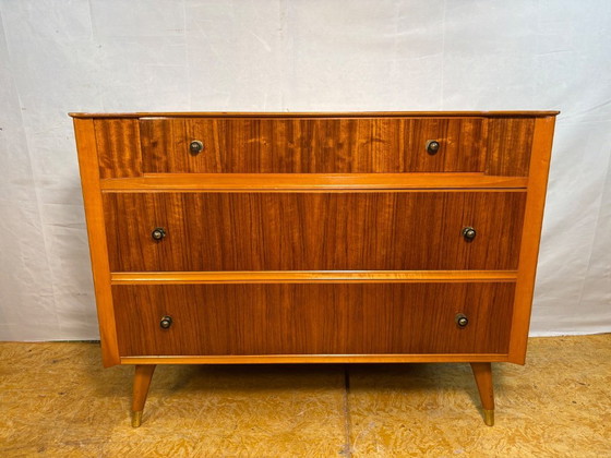 Image 1 of Commode rétro en teck style milieu du siècle par Austinsuite, circa 1960. Design danois, qualité britannique.