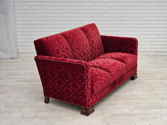 Image 1 of Deense driezitsbank uit de jaren 50, bekleed met velours en eikenhout.