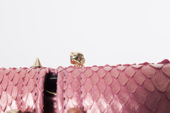 Image 1 of Maison du Posh, Pochette con teschio perforato in pitone rosa