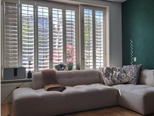 Hermoso juego de contraventanas de madera realizadas por un carpintero.