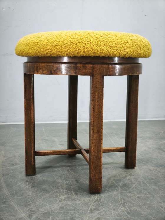 Image 1 of Tsjechische art-deco kruk uit de jaren 30 van beukenhout met bouclé bekleding.