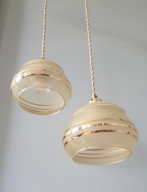 Image 1 of Set di lampade a sospensione vintage francesi in vetro con decorazioni dorate