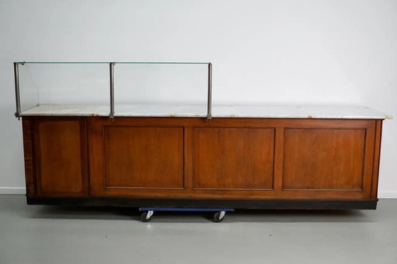 Image 1 of Gran mostrador antiguo Art Déco de chocolate alemán de roble y mármol, década de 1920