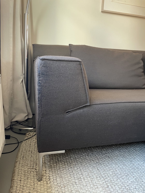 Image 1 of Sofá (y otomana) de diseño disponible en stock.