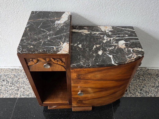 Image 1 of Mesita de noche original francesa de estilo Art Déco (nogal flameado y mármol) – década de 1930