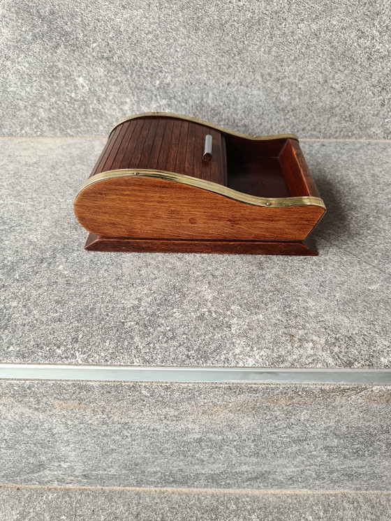 Image 1 of Vintage houten sigarettendoos / sigarettendispenser van hout en messing, Italië jaren 60.