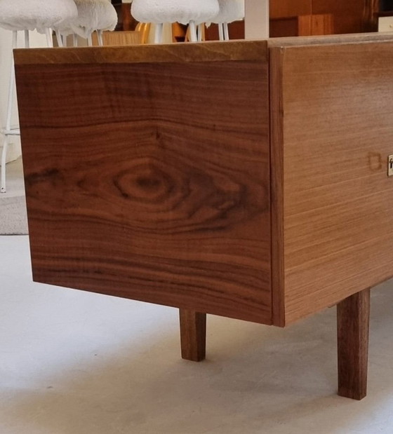 Image 1 of Credenza bassa di metà secolo