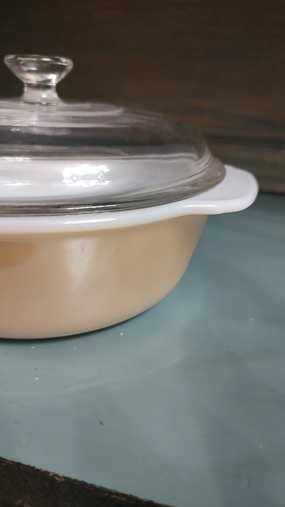 Image 1 of Plat à four Fire King Peach Lustre avec couvercle