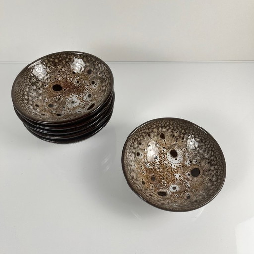 Set van 6 geglazuurde keramische kommen met een reactief effect, in Japanse stijl.