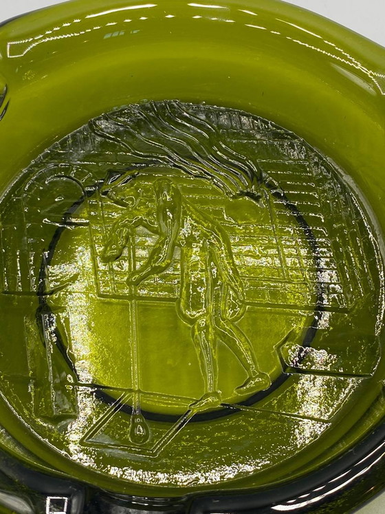 Vintage olijfgroene glazen asbak, met reliëf van een glasblazer, jaren 70. – Glazen & Karaffen, Art Deco (photo 3 of 4)