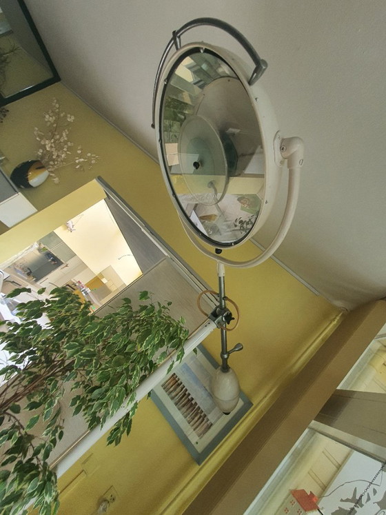 Image 1 of 'Custom made' operatietafellamp ziekenhuis. Jaren 50