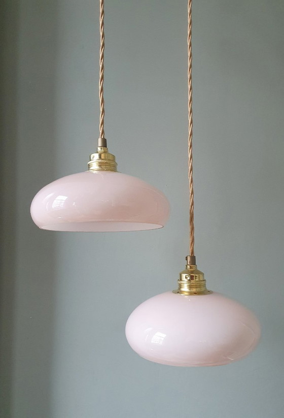 Image 1 of Set van 2 vintage hanglampen van roze pastel opaline glas.