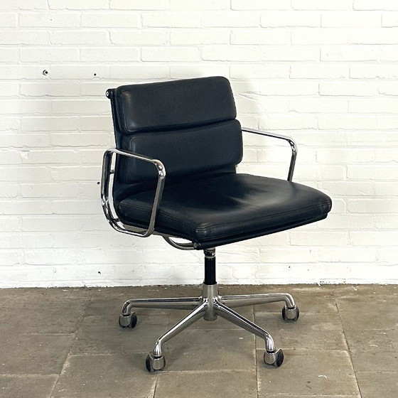 Image 1 of Vitra EA 217 Soft Pad Office Chair