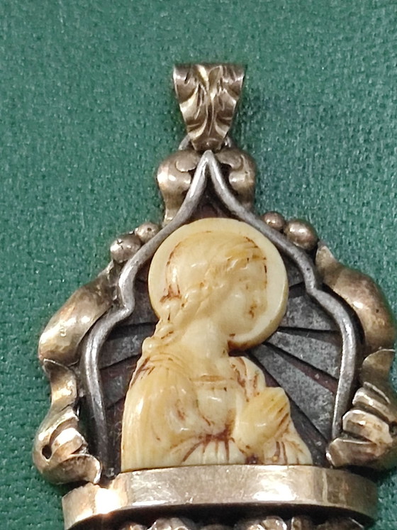 Antique pendant or antique devotional medal of the Virgin Mary – Sculpture, Silver (photo 4 of 6)