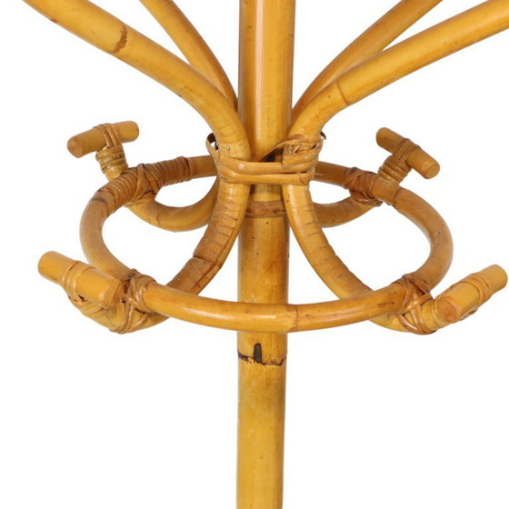 Image 1 of Raro perchero de pie de ratán latón