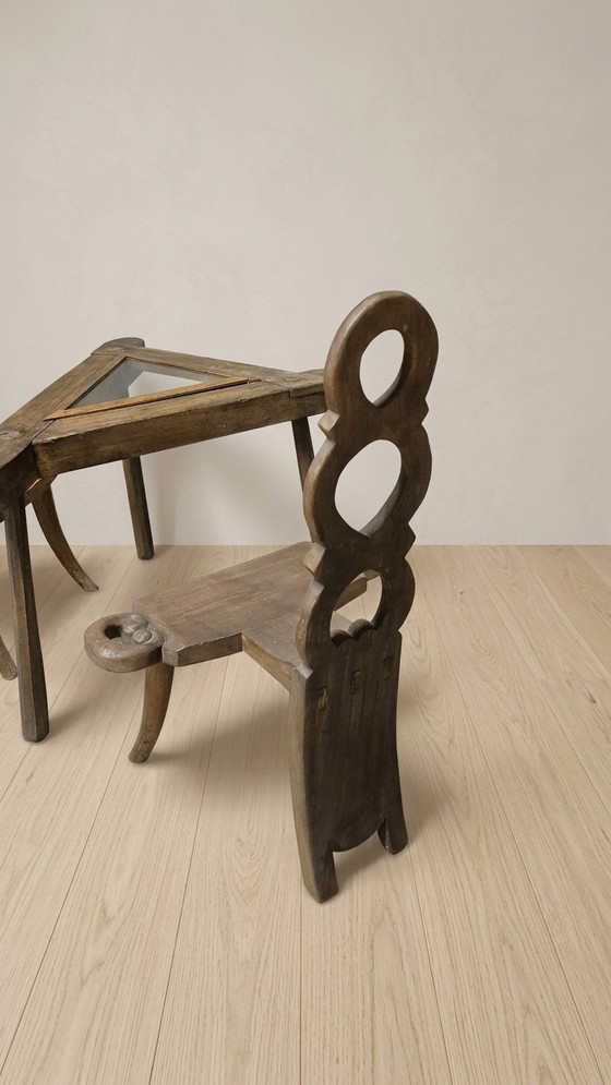 Vintage Sculptural Wooden Table and Two Chairs, Hand-Carved Loop Backrests, 75 × 70 × 56 cm – Consoles (photo 13 of 16)