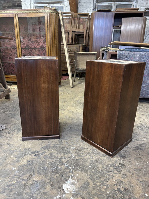 coppia di zoccoli in palissandro su marmo grigio saint anne 