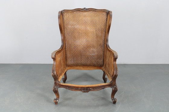 Image 1 of Ancienne chaise à oreilles sculptée avec côtés en canne, Tchécoslovaquie