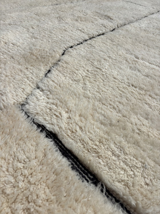 Image 1 of Marokkaanse Mrirt Witte Wollen Vloerkleed 260x350 cm - Berber Marokkaans Modern Tapijt