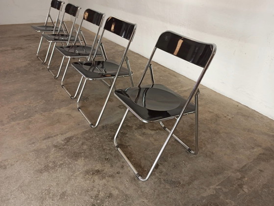 Image 1 of 5 vintage chromen en zwarte klapstoelen