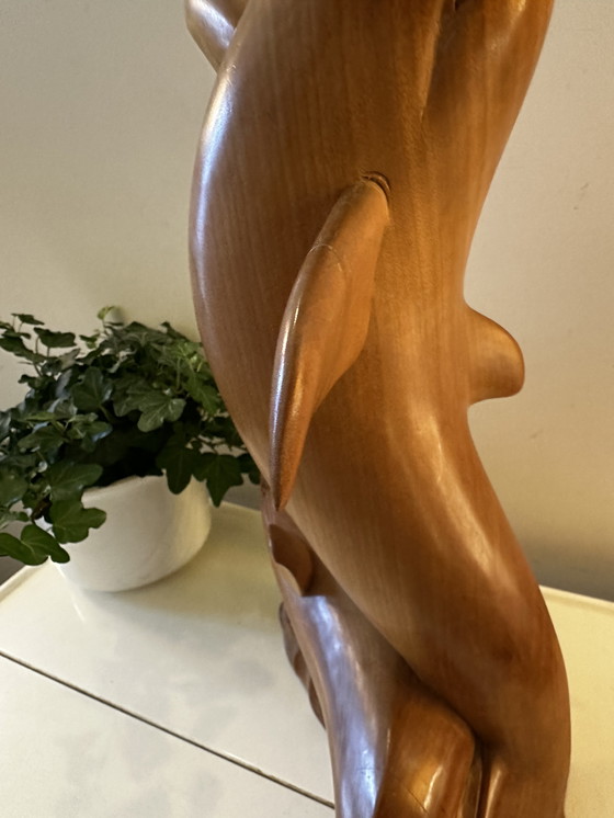 Image 1 of Handgeschnitzte Delfinstatue aus Holz