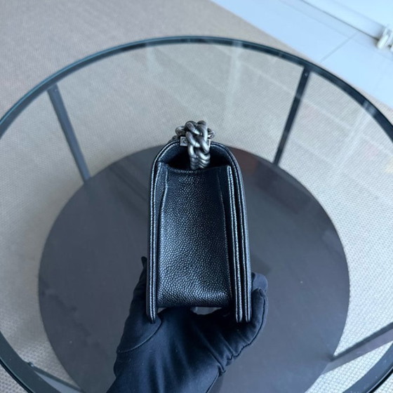Image 1 of Chanel Boy Medium – Gestepptes, genarbtes Kalbsleder in Caviar-Optik, schwarze Ruthenium-silberne Beschläge, Serie 20