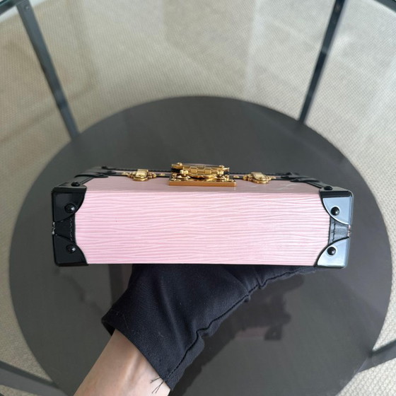 Image 1 of LOUIS VUITTON PETITE MALLE - SAC BANDOULIÈRE EPI ROSE CLAIR AVEC FERMOIRS DORÉS