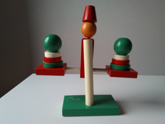 Image 1 of Juguete de madera antiguo, hombrecito en balanza.