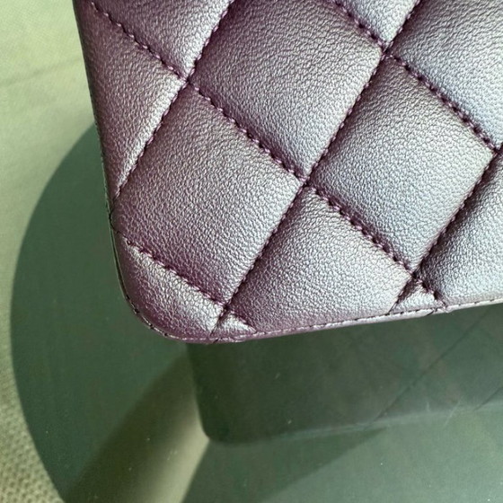 Image 1 of Borsa Chanel Classic Flap Medium - 25 cm in pelle di agnello trapuntata viola con finiture nere, serie 15