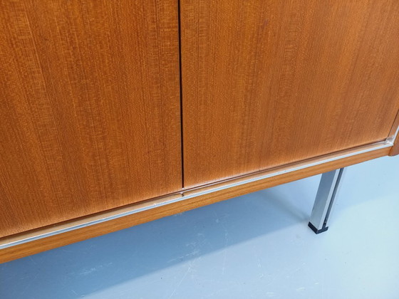 Image 1 of Vintage Scandinavische modernistische kledingkast van teakhout en metaal uit de jaren 60.