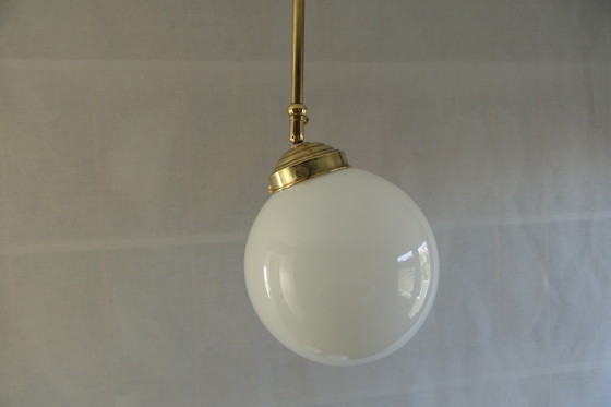 Image 1 of Art Déco – 3 lampade da scuola, lampadario a sospensione con vetro opalino e struttura in ottone - Altezza regolabile