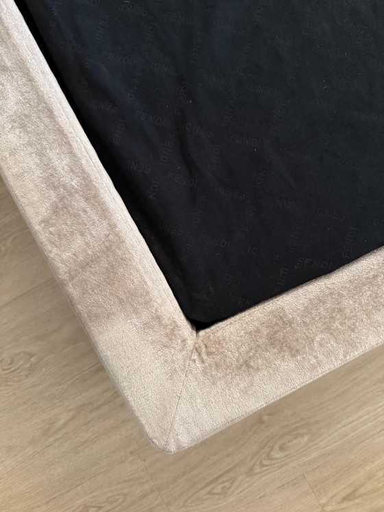 Image 1 of Exklusives Fendi-Bett