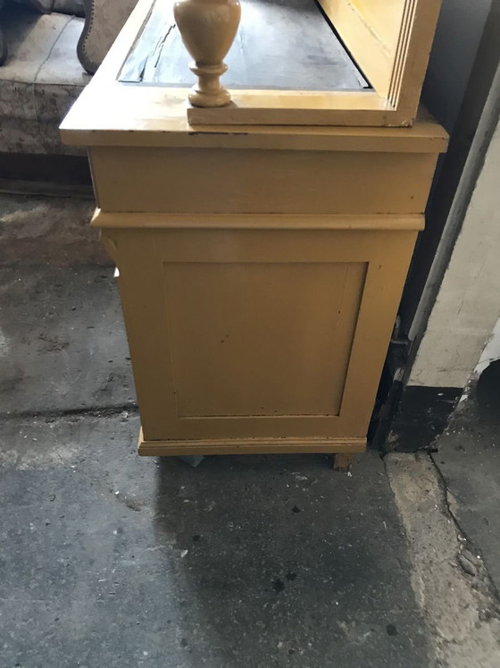 Armoire ancienne de style allemand peinte en ocre – Vaisseliers (photo 9 of 9)