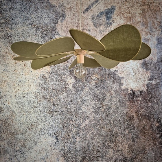 Image 1 of Suspension fleur, modèle Orphéa, 12 pétales en métal doré et lin (teinte au choix)