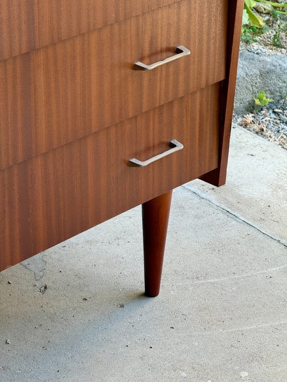 Kirschfarbene Holzkommode – Kommoden, Metal, Wood (photo 14 of 18)