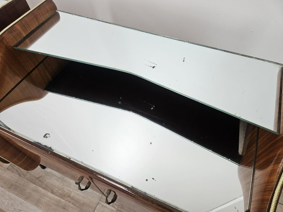 Image 1 of Mesitas de noche de madera de nogal con tapa de cristal doble.